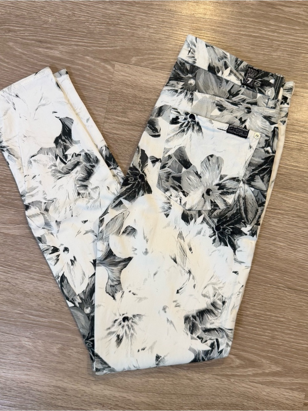 7 For All Mankind Jeans, Size 28 - Picture 2 of 4
